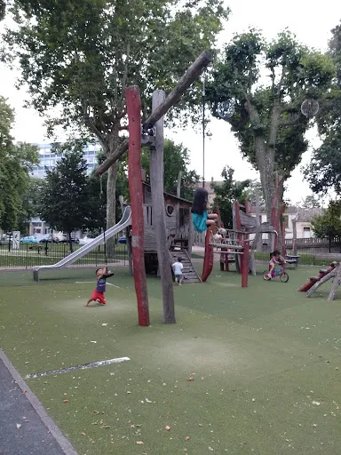 Aire de jeux de la cabane à Roanne