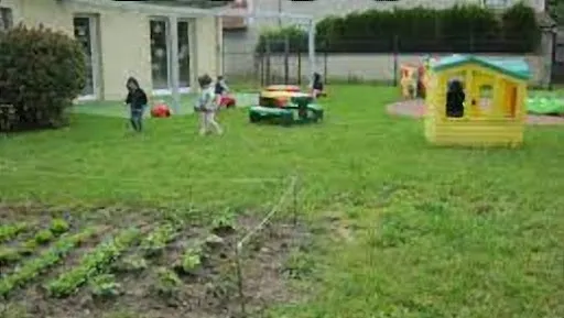 Micro Crèche Montessori Les Jardins D'Elisa - La Maison Bleue à Roanne